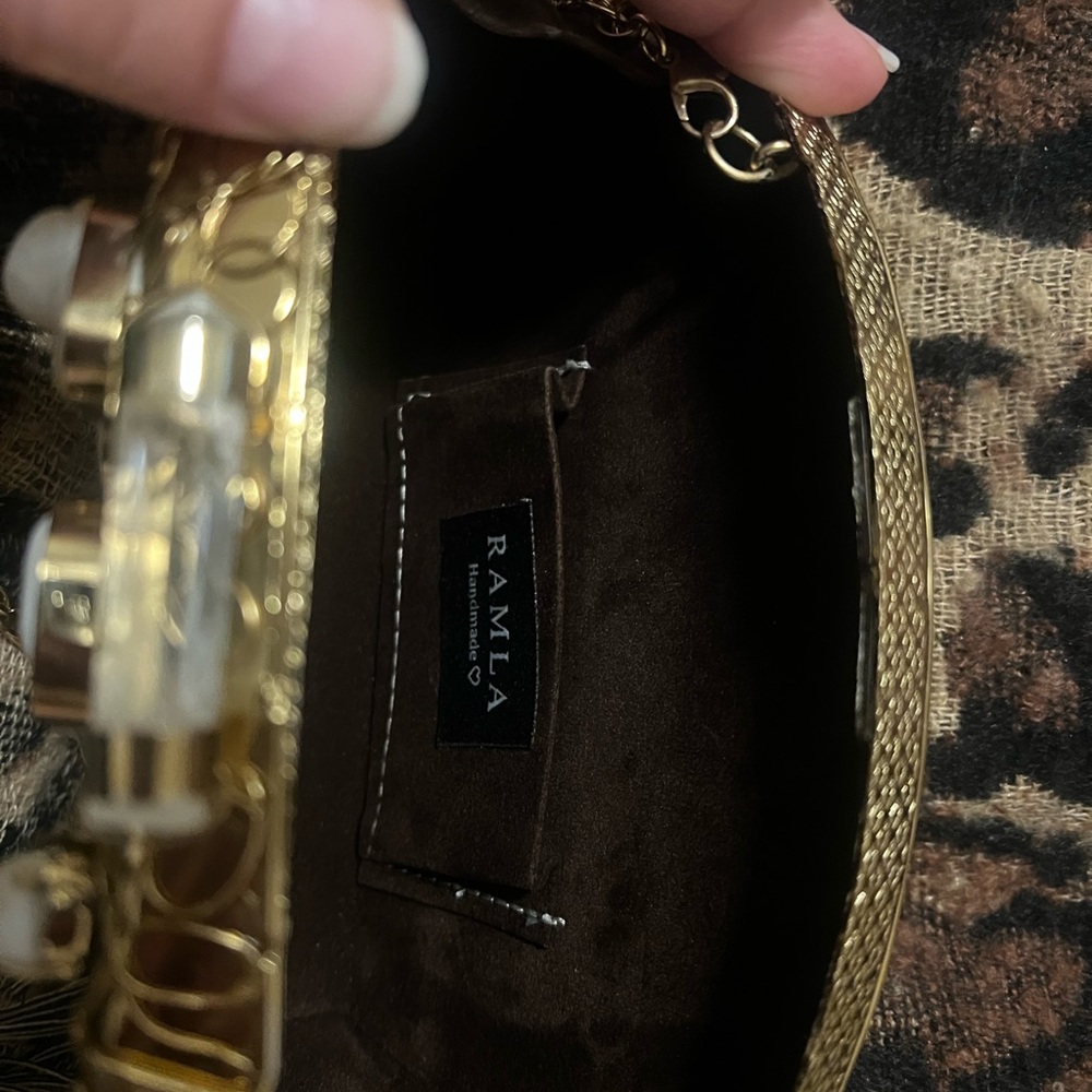 Ramla La Perle Handmade in Morocco Mother of Pearl and Brass clutch with chain - Picture 13 of 16